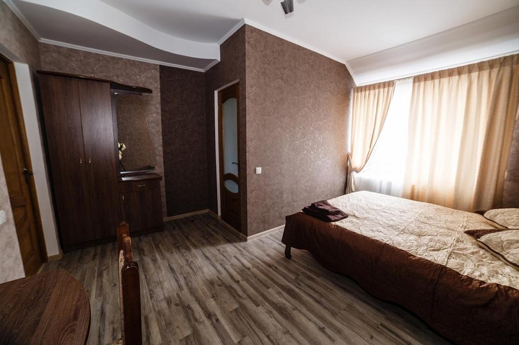 Corner House Hotel Lutsʼk Exterior foto